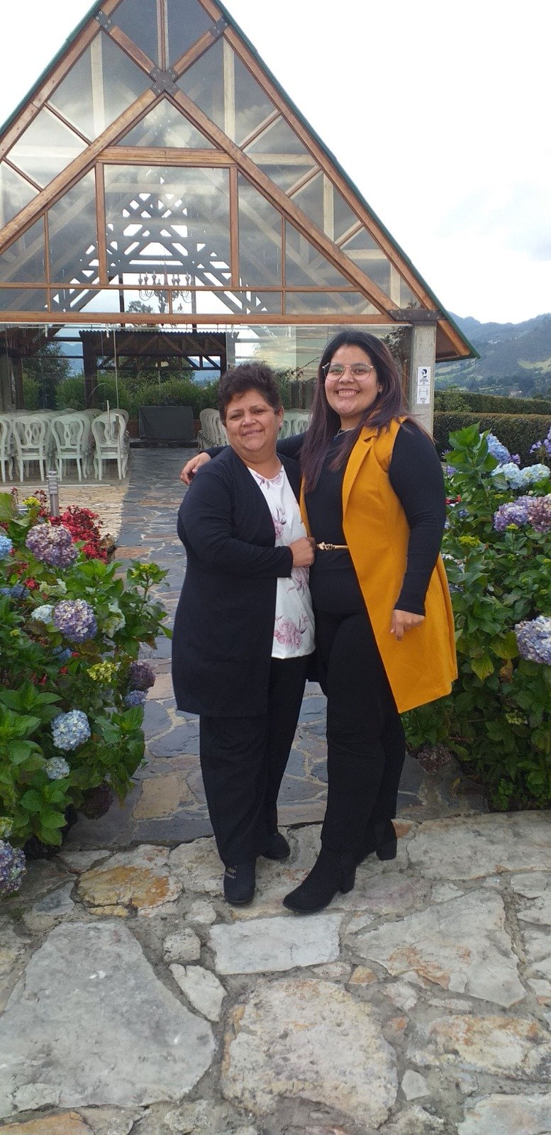 Flor y su hija, fundadoras de Porte y Curvas, tomadas de la mano